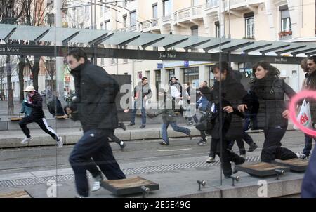 Émeutes entre étudiants et policiers après une manifestation contre la réforme du ministre français de l'éducation Xavier Darcos, à Lyon, en France, le 18 décembre 2008. La manifestation a eu lieu trois jours après que Darcos a annoncé qu'il retarderait indéfiniment la réforme du programme d'études secondaires après que les protestations des élèves aient dégénéré la semaine dernière. Photos de Vincent Dargent/ABACAPRESS.COM Banque D'Images