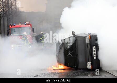 Émeutes entre étudiants et policiers après une manifestation contre la réforme du ministre français de l'éducation Xavier Darcos, à Lyon, en France, le 18 décembre 2008. La manifestation a eu lieu trois jours après que Darcos a annoncé qu'il retarderait indéfiniment la réforme du programme d'études secondaires après que les protestations des élèves aient dégénéré la semaine dernière. Photos de Vincent Dargent/ABACAPRESS.COM Banque D'Images