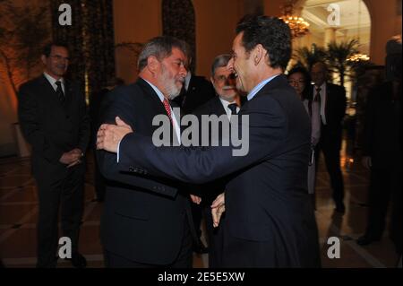Le président français Nicolas Sarkozy a accueilli par son homologue Luiz Inacio Lula da Silva au début du deuxième Sommet des affaires UE-Brésil - défis et opportunités pour la cérémonie d'ouverture des prochaines années à la plage de Copacabana à Rio de Janeiro, au Brésil, le 22 décembre 2008. Nicolas Sarkozy est arrivé lundi à Rio pour assister à un sommet Brésil-Union européenne axé sur la crise financière et le changement climatique, alors qu'il se prépare à remettre les rênes de la présidence de l'UE. Photo de Mousse/ABACAPRESS.COM Banque D'Images
