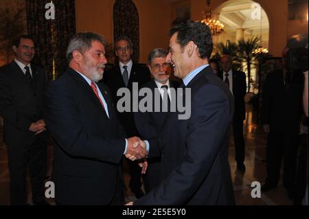 Le président français Nicolas Sarkozy a accueilli par son homologue Luiz Inacio Lula da Silva au début du deuxième Sommet des affaires UE-Brésil - défis et opportunités pour la cérémonie d'ouverture des prochaines années à la plage de Copacabana à Rio de Janeiro, au Brésil, le 22 décembre 2008. Nicolas Sarkozy est arrivé lundi à Rio pour assister à un sommet Brésil-Union européenne axé sur la crise financière et le changement climatique, alors qu'il se prépare à remettre les rênes de la présidence de l'UE. Photo de Mousse/ABACAPRESS.COM Banque D'Images