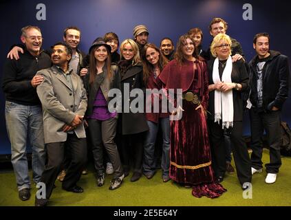 Quentin Mosimann, Karine Ferri, Eric Jeanjean, Matthieu Gonet, Frédéric Lerner, LAAM, Marie Myriam, Pauline Delpech, Nadiya, Koxie, Michael Jones, Nathalie Cardone, Slai, participant au gala des prestations 'ilka Reve de neige' au secours populaire, au Stade de France, le 22 décembre 2008 à Paris. Photo de Giancarlo Gorassini/ABACAPRESS.COM Banque D'Images