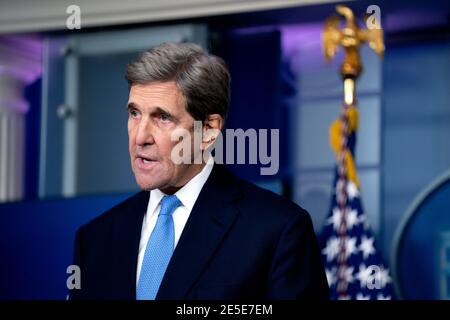 John Kerry, envoyé spécial du Président pour le climat, prend la parole lors d'une conférence de presse dans la salle d'information de presse de James S. Brady à la Maison Blanche à Washington, DC, États-Unis, le mercredi 27 janvier 2021. Le président américain Joe Biden prendra mercredi des mesures exécutives pour lutter contre le changement climatique, notamment en bloquant temporairement les nouveaux baux pour les forages pétroliers sur les terres fédérales, en ordonnant un examen des subventions aux combustibles fossiles et d'autres mesures pour réviser la composition énergétique des États-Unis. Crédit: Stefani Reynolds/Pool via CNP/MediaPunch Banque D'Images