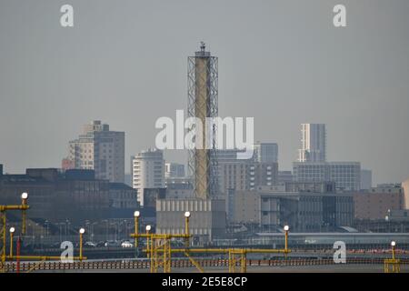 Aéroport de London City utilisant le contrôle de la circulation aérienne (ATC) à distance (virtuel) tour pour guider les avions à l'aéroport Banque D'Images