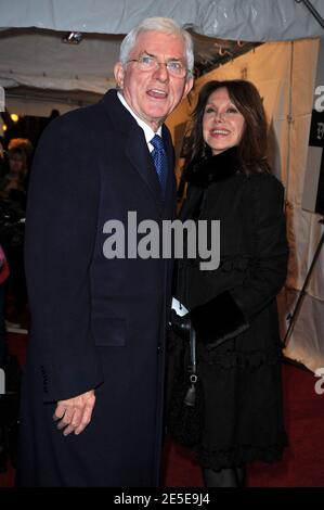 Phil Donahue et Marlo Thomas assistent à la première de 'Doubt' au Paris Theatre de New York, Etats-Unis, le 7 décembre 2008. Photo de Gregorio Binuya/ABACAUSA.COM (en photo : Phil Donahue, Marlo Thomas) Banque D'Images