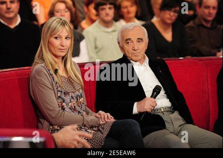 Charles Aznavour et sa fille Katia lors de l'enregistrement de l'émission Dimanche a Paris, France, le 1 décembre 2008. Photo Max Colin/ABACAPRESS.COM Banque D'Images