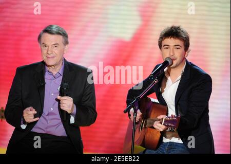 Salvatore Adamo et Renan Luce à l'enregistrement du vivre Dimanche le 8 décembre 2008 à Paris, France. Photo de Max Colin/ABACAPRESS.COM Banque D'Images