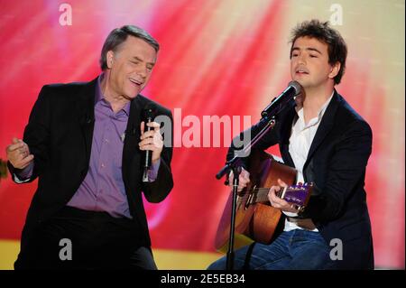 Salvatore Adamo et Renan Luce à l'enregistrement du vivre Dimanche le 8 décembre 2008 à Paris, France. Photo de Max Colin/ABACAPRESS.COM Banque D'Images