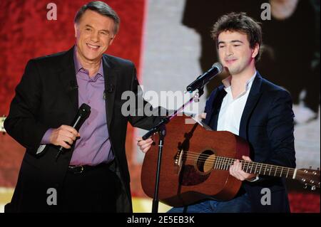 Salvatore Adamo et Renan Luce à l'enregistrement du vivre Dimanche le 8 décembre 2008 à Paris, France. Photo de Max Colin/ABACAPRESS.COM Banque D'Images