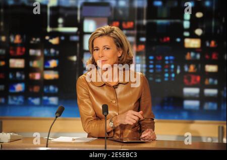 La présentatrice Claire Chazal pose à la salle de presse TF1 à Paris, en France, le 15 novembre 2008. Photo de Max Colin/ABACAPRESS.COM Banque D'Images