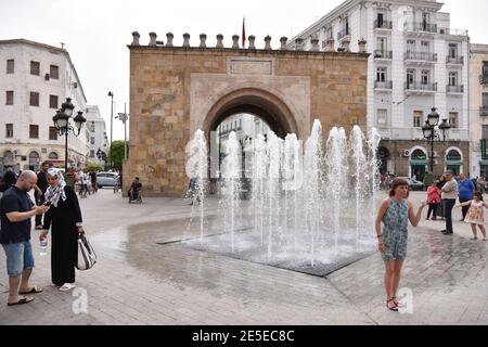 TUNIS, TUNISIE - 14 JUIN 2019 : scène de rue dans le centre-ville sur l'avenue Bourguiba près de la cathédrale Saint-Vincent-de-Paul. Afrique du Nord Banque D'Images