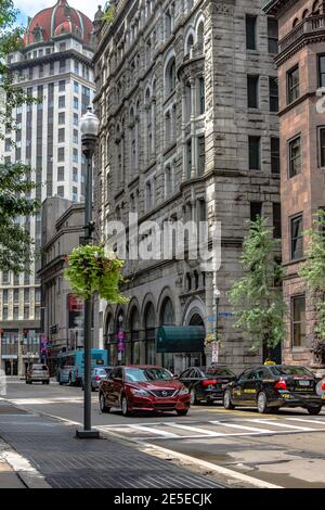 Pittsburgh, Pennsylvanie, États-Unis - 30 juillet 2016 : vue sur les voitures voyageant dans une rue de la ville dans le centre-ville de Pittsburgh. Banque D'Images