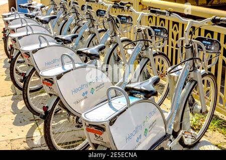 Pittsburgh, Pennsylvanie, États-Unis - 31 juillet 2016 : une rangée de vélos de location Healthy Ride alignés sur la rue. Banque D'Images
