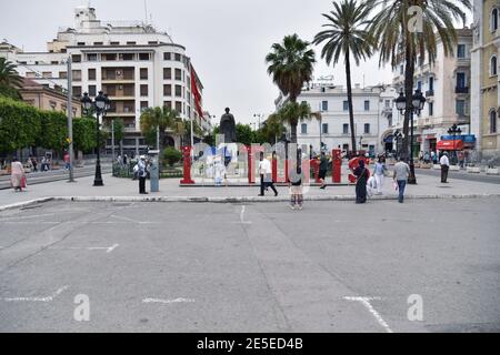 TUNIS, TUNISIE - 14 JUIN 2019 : scène de rue dans le centre-ville sur l'avenue Bourguiba près de la cathédrale Saint-Vincent-de-Paul. Afrique du Nord Banque D'Images