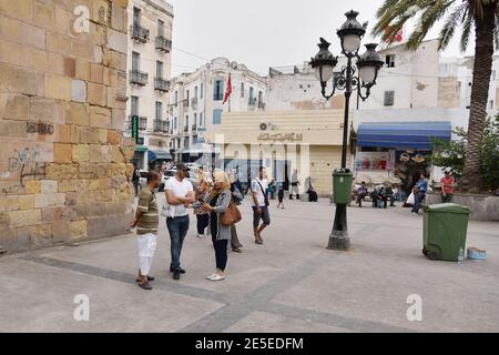 TUNIS, TUNISIE - 14 JUIN 2019 : scène de rue dans le centre-ville sur l'avenue Bourguiba près de la cathédrale Saint-Vincent-de-Paul. Afrique du Nord Banque D'Images