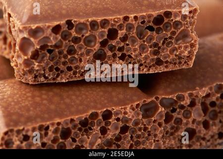 Gros plan sur la texture des morceaux de chocolat au lait aéré Banque D'Images