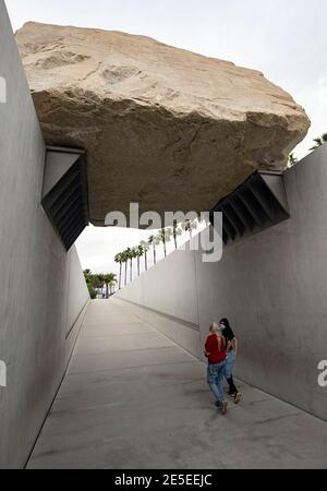 27 janvier 2021, Los Angeles, Californie, États-Unis - les gens marchent sous la terre ''levity Mass de l'artiste Michael Heizer, '' un bloc de 340 tonnes, au Los Angeles County Museum of Art. Le musée est fermé au public en ce moment en raison de la pandémie, Mais plusieurs travaux de plein air sont disponibles pour être vus.(Credit image: © Brian Cahn/ZUMA Wire) Banque D'Images