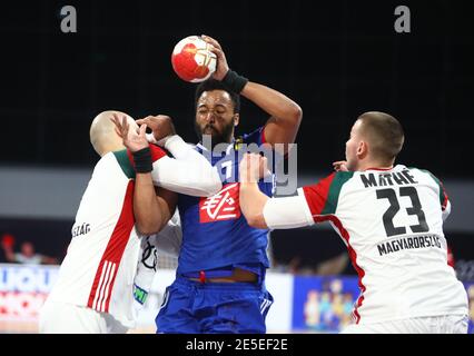 Le Caire, Égypte. 27 janvier 2021. Timothey n'Guessan (C) de France participe à un quart de finale entre la France et la Hongrie au 27e Championnat du monde de handball masculin 2021 au Caire, en Égypte, le 27 janvier 2021. Credit: Hazem Ismail/Xinhua/Alay Live News Banque D'Images