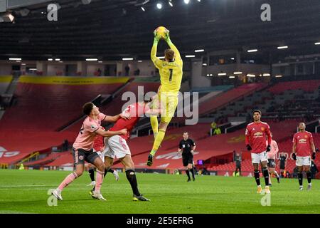 Manchester, Royaume-Uni, 27 janvier 2021. Harry Maguire de Manchester United défie Aaron Ramsdale, gardien de but de Sheffield United. Crédit Anthony Devlin/Alay Live News Banque D'Images