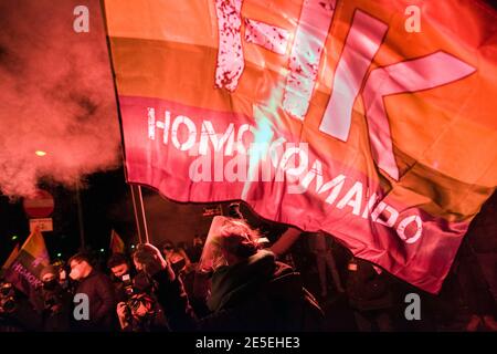 Varsovie, Pologne. 27 janvier 2021. Un manifestant fait paître un drapeau pendant la manifestation.des centaines ont envahi les rues de Varsovie pour participer à une manifestation organisée par la grève des femmes (Strajk Kobiet) contre le parti droit et Justice (PiS) au pouvoir et contre la décision de la Cour constitutionnelle. Un verdict de la Cour constitutionnelle polonaise limitant l'accès à l'avortement est entré en vigueur le 27 janvier, a déclaré le gouvernement polonais, trois mois après avoir déclenché des manifestations dans tout le pays. Crédit : SOPA Images Limited/Alamy Live News Banque D'Images