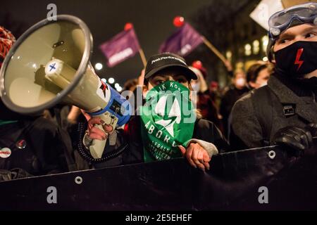 Varsovie, Pologne. 27 janvier 2021. Un manifestant tient un mégaphone pendant la manifestation.des centaines ont envahi les rues de Varsovie pour participer à une manifestation organisée par la grève des femmes (Strajk Kobiet) contre le parti droit et Justice (PiS) au pouvoir et contre la décision de la Cour constitutionnelle. Un verdict de la Cour constitutionnelle polonaise limitant l'accès à l'avortement est entré en vigueur le 27 janvier, a déclaré le gouvernement polonais, trois mois après avoir déclenché des manifestations dans tout le pays. Crédit : SOPA Images Limited/Alamy Live News Banque D'Images