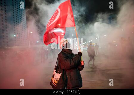 Varsovie, Pologne. 27 janvier 2021. Un manifestant fait paître un drapeau pendant la manifestation.des centaines ont envahi les rues de Varsovie pour participer à une manifestation organisée par la grève des femmes (Strajk Kobiet) contre le parti droit et Justice (PiS) au pouvoir et contre la décision de la Cour constitutionnelle. Un verdict de la Cour constitutionnelle polonaise limitant l'accès à l'avortement est entré en vigueur le 27 janvier, a déclaré le gouvernement polonais, trois mois après avoir déclenché des manifestations dans tout le pays. Crédit : SOPA Images Limited/Alamy Live News Banque D'Images