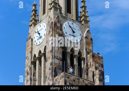 Cathédrale notre-Dame de Lourdes (Igreja Matriz Nossa Senhora de Lourdes) à Canela, Serra Gaucha, Brésil. Tour de l'horloge de l'église. Banque D'Images