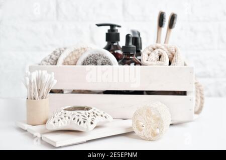 ensemble de produits écologiques pour les soins de la peau dans une boîte en bois. flacons cosmétiques bruns pour les soins anti-âge. Gants de toilette naturels et éponges réutilisables. Espace de copie. Outils de bain biodégradables. Banque D'Images