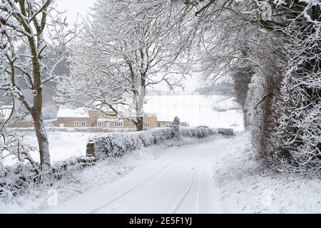 Cotswold cottages en pierre près de Swinbrook dans la neige. Cotswolds, Oxfordshire, Angleterre Banque D'Images