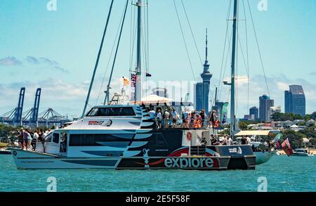 Un bateau touristique de spectateur commercial rempli de montres de fans de voile Le premier du tour de course dans la Prada Coupe sur le port de Waitemata de l'AUC Banque D'Images