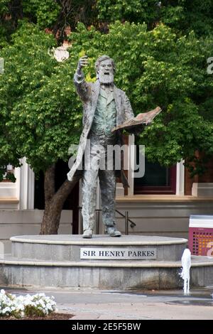 Une statue de Sir Henry Parkes, premier ministre de la colonie de la Nouvelle-Galles du Sud, connu sous le nom de « Père de la fédération », à Parkes, Nouvelle-Galles du Sud, Australie. Banque D'Images