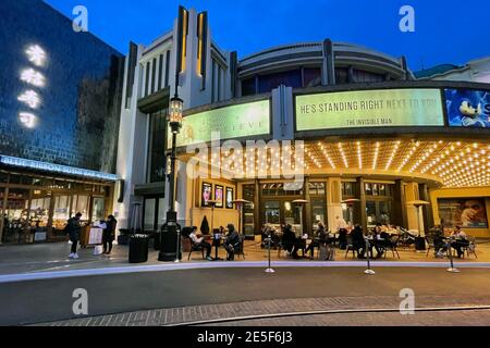 Les clients du restaurant Blue Ribbon Sushi Bar & Grill dînent dans une salle à manger extérieure au Pacific Theaters du centre commercial The Grove, le mercredi, janvier Banque D'Images