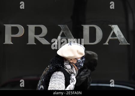 New York, États-Unis. 27 janvier 2021. Une femme portant un masque facial protecteur marche sous le logo de la boutique Prada Madison Avenue à New York, NY, le 27 janvier 2021. La Fashion week 2021 a commencé à Paris, en France, où les créateurs de mode présentent leurs collections du printemps 2021 de manière nouvelle et imaginative, malgré les restrictions de la COVID-19 telles que les voyages aériens et un confinement urbain à certaines heures de la journée. (Photo par Anthony Behar/Sipa USA) crédit: SIPA USA/Alay Live News Banque D'Images