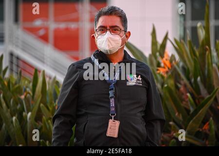 Armando Aguilera, journaliste d'Univision, observe à un mémorial pour Kobe Bryant et sa fille Gianna près du Staples Center, le mardi 26 janvier 2021, à Los Ang Banque D'Images