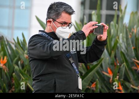 Armando Aguilera, journaliste d'Univision, observe à un mémorial pour Kobe Bryant et sa fille Gianna près du Staples Center, le mardi 26 janvier 2021, à Los Ang Banque D'Images