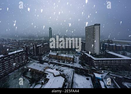 Storm Darcy continue d'apporter des températures glaciales et de la neige à Londres et dans certaines parties du Royaume-Uni, tandis que la crise du froid se poursuit. L'air froid émanant de la Russie et de l'Europe de l'est se déplacera dans le Royaume-Uni au cours des prochains jours, les niveaux de mercure devraient flotter autour de moins 5C. Banque D'Images