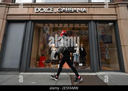 New York, États-Unis. 27 janvier 2021. Une femme passe devant le magasin de vêtements pour enfants Dolce & Gabbana sur Madison Avenue à New York, NY, le 27 janvier 2021. La Fashion week 2021 a commencé à Paris, en France, où les créateurs de mode présentent leurs collections du printemps 2021 de manière nouvelle et imaginative, malgré les restrictions de la COVID-19 telles que les voyages aériens et un confinement urbain à certaines heures de la journée. (Photo par Anthony Behar/Sipa USA) crédit: SIPA USA/Alay Live News Banque D'Images