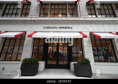 New York, États-Unis. 27 janvier 2021. Vue extérieure de la boutique de mode Carolina Herrera à New York, NY, 27 janvier 2021. La Fashion week 2021 a commencé à Paris, en France, où les créateurs de mode présentent leurs collections du printemps 2021 de manière nouvelle et imaginative, malgré les restrictions de la COVID-19 telles que les voyages aériens et un confinement urbain à certaines heures de la journée. (Photo par Anthony Behar/Sipa USA) crédit: SIPA USA/Alay Live News Banque D'Images