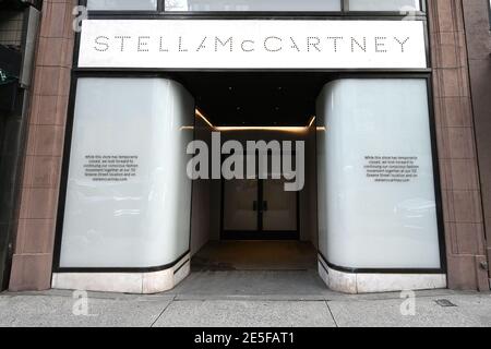 La boutique de mode Stella McCartney, temporairement fermée en raison de la pandémie mondiale COVID-19, sur Madison Avenue à New York, NY, le 27 janvier 2021. La Fashion week 2021 a commencé à Paris, en France, où les créateurs de mode présentent leurs collections du printemps 2021 de manière nouvelle et imaginative, malgré les restrictions de la COVID-19 telles que les voyages aériens et un confinement urbain à certaines heures de la journée. (Photo par Anthony Behar/Sipa USA) Banque D'Images