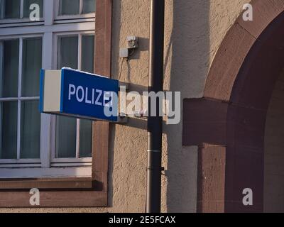 Panneau bleu avec police blanche à l'entrée de la police de Freudenstadt ('Polizei') en hiver. Banque D'Images