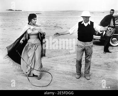 GINA LOLLOBRIGIDA pratique avec whip sur l'emplacement établi Candid avec Directeur DU ROI-DE-LA-BAL pendant le tournage de SOLOMON ET SHEBA 1958 Version inachevée /1959 Remade version Director LE ROI DE LA VERSION DE LA VERSION DE LA VERSION DE LA VERSION DE LA VERSION DE Productions / United Artists Banque D'Images