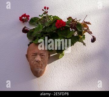 Terre cuite face fleur pot Sculpture Rota Cadiz Espagne Banque D'Images