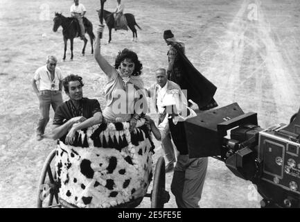 Le cinéaste FREDDIE JEUNE TYRONE POWER GINA LOLLOBRIGIDA sur place Candid pendant le tournage de SOLOMON ET SHEBA 1958 version inachevée directeur KING, EDWARD Small Productions / United Artists Banque D'Images