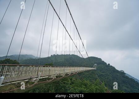 Le pont suspendu relie les deux montagnes. Thé, bambou, arbre de noix de bétel, migration d'Egret de bétail, caractéristiques du canton de Meishan du comté de Chiayi, Taïwan Banque D'Images