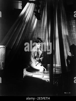 GINA LOLLOBRIGIDA sur le set Candid se préparant à filmer la scène de baignoire Pendant le tournage de SOLOMON ET SHEBA 1958 version inachevée / 1959 Remade version Director KING BRANT Edward Small Productions / Artistes Unis Banque D'Images