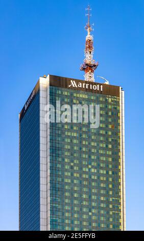 Varsovie, Pologne - 22 mai 2020 : l'hôtel Marriott et la tour de bureaux s'élevant au-dessus du quartier de Srodmiescie à Varsovie Banque D'Images