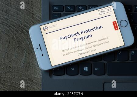 La page du programme de protection des chèques de paie (PPP) du site Web de la Small Business Administration des États-Unis est affichée par téléphone le 22 janvier 2021. Banque D'Images