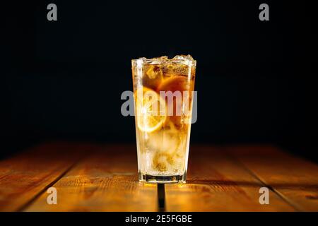 Long Island, cocktail de thé glacé sur la table en bois Banque D'Images