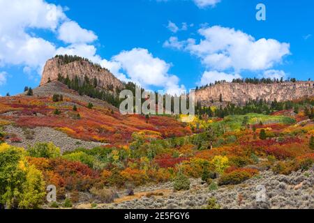 Paysage d'automne pittoresque aux couleurs vives de l'automne dans le Curecanti National Recreation Area, Colorado, États-Unis Banque D'Images