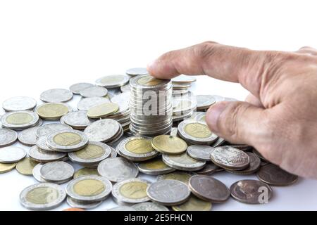 Mettre des pièces à main pile de pièces sur fond blanc Banque D'Images