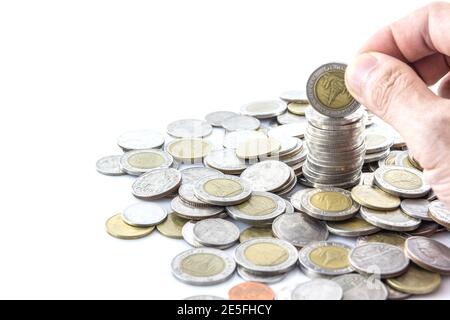 Mettre des pièces à main pile de pièces sur fond blanc Banque D'Images